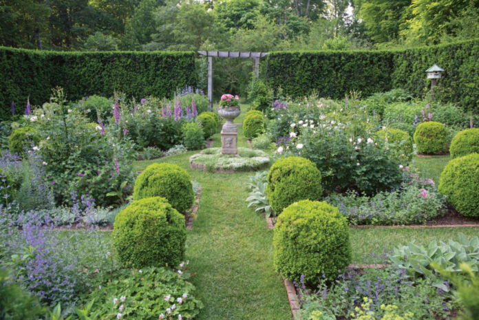 5 Classic Garden Accessories for an English Country Style